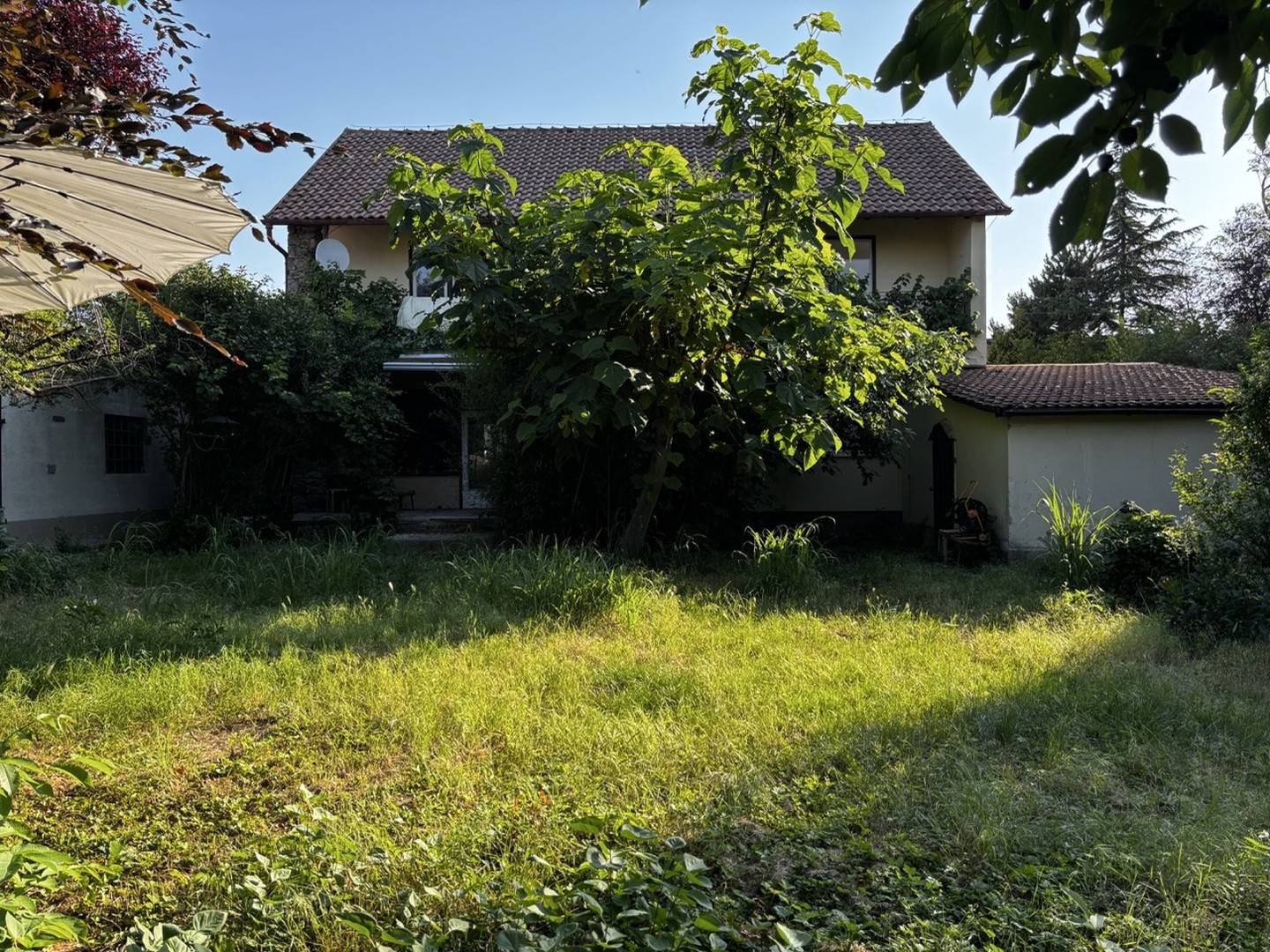 Familienwohnung mit Einliegerwohnung großem Garten und Pool
