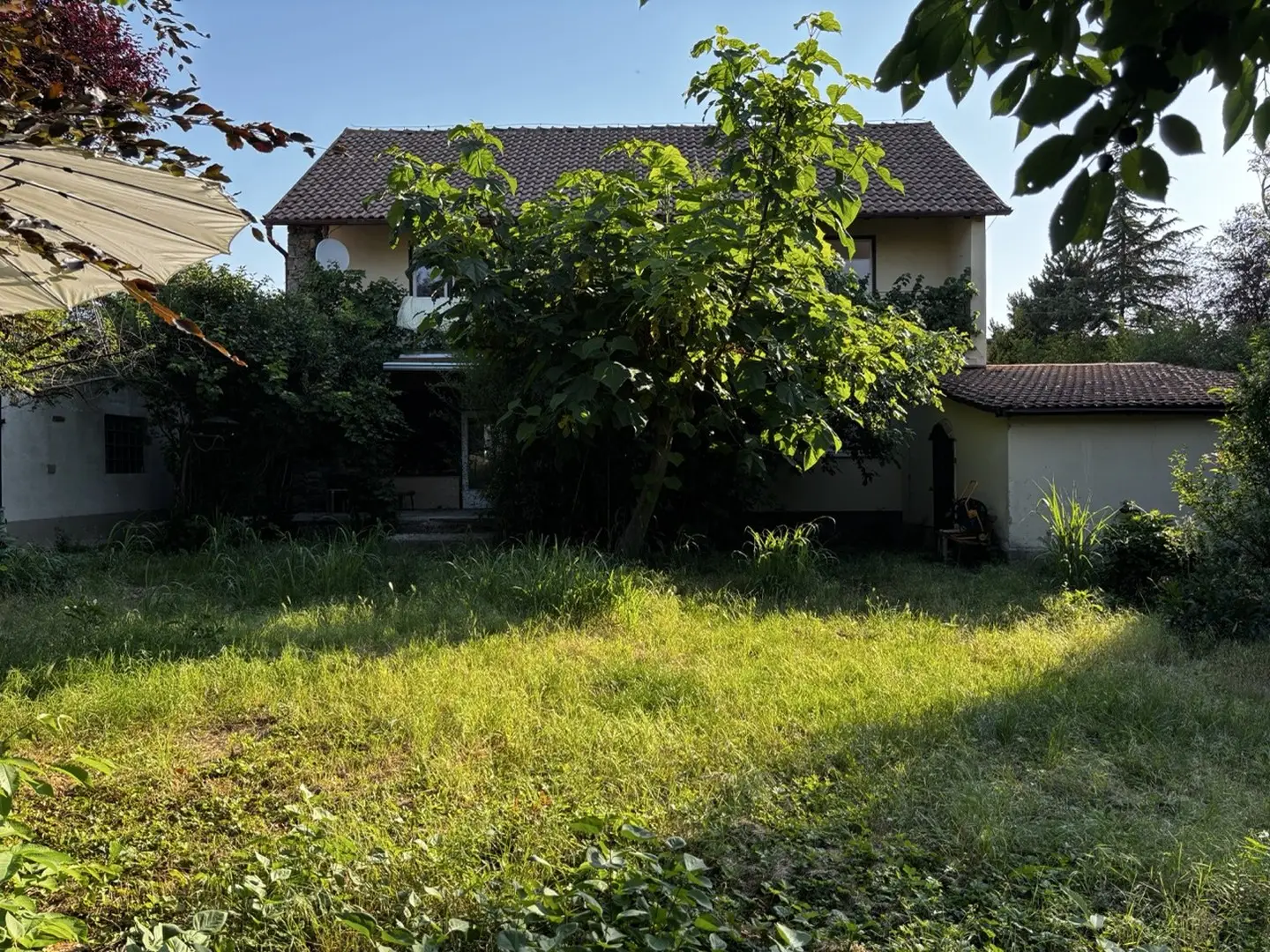 Familienwohnung mit Einliegerwohnung großem Garten und Pool