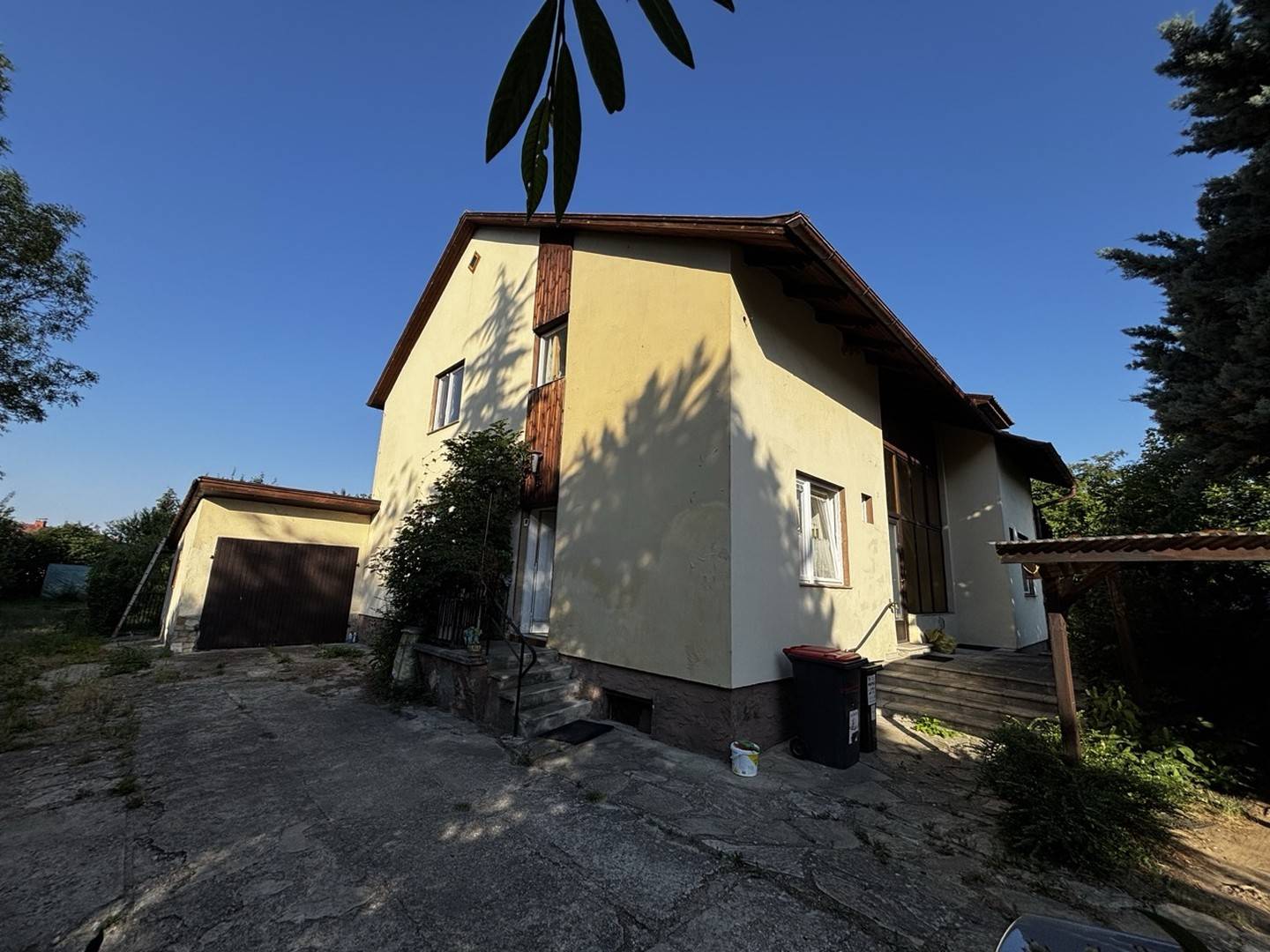 Familienwohnung mit Einliegerwohnung großem Garten und Pool