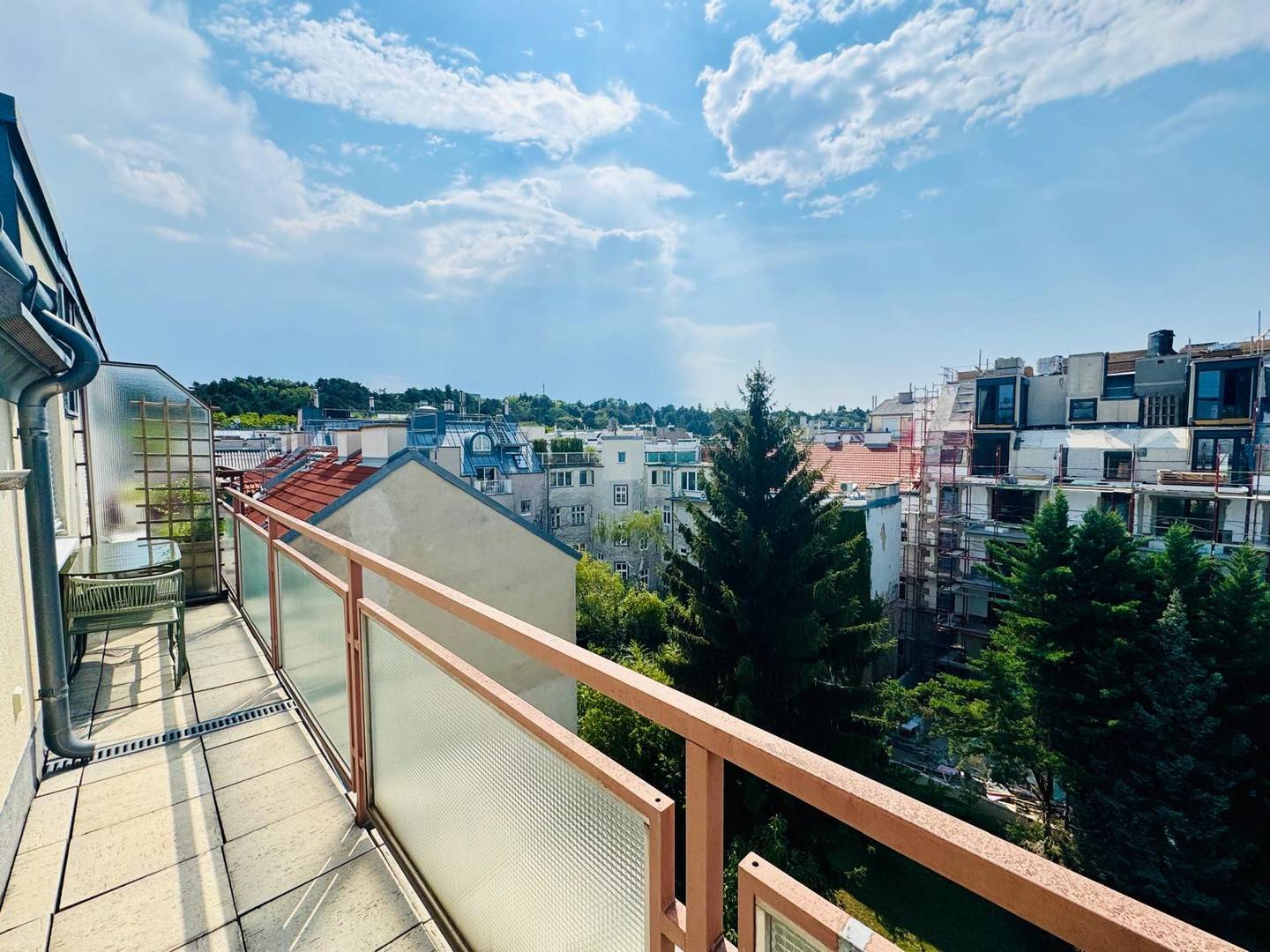 Lichtdurchflutete Dachgeschosswohnung mit Westterrasse und Tiefgaragenplatz