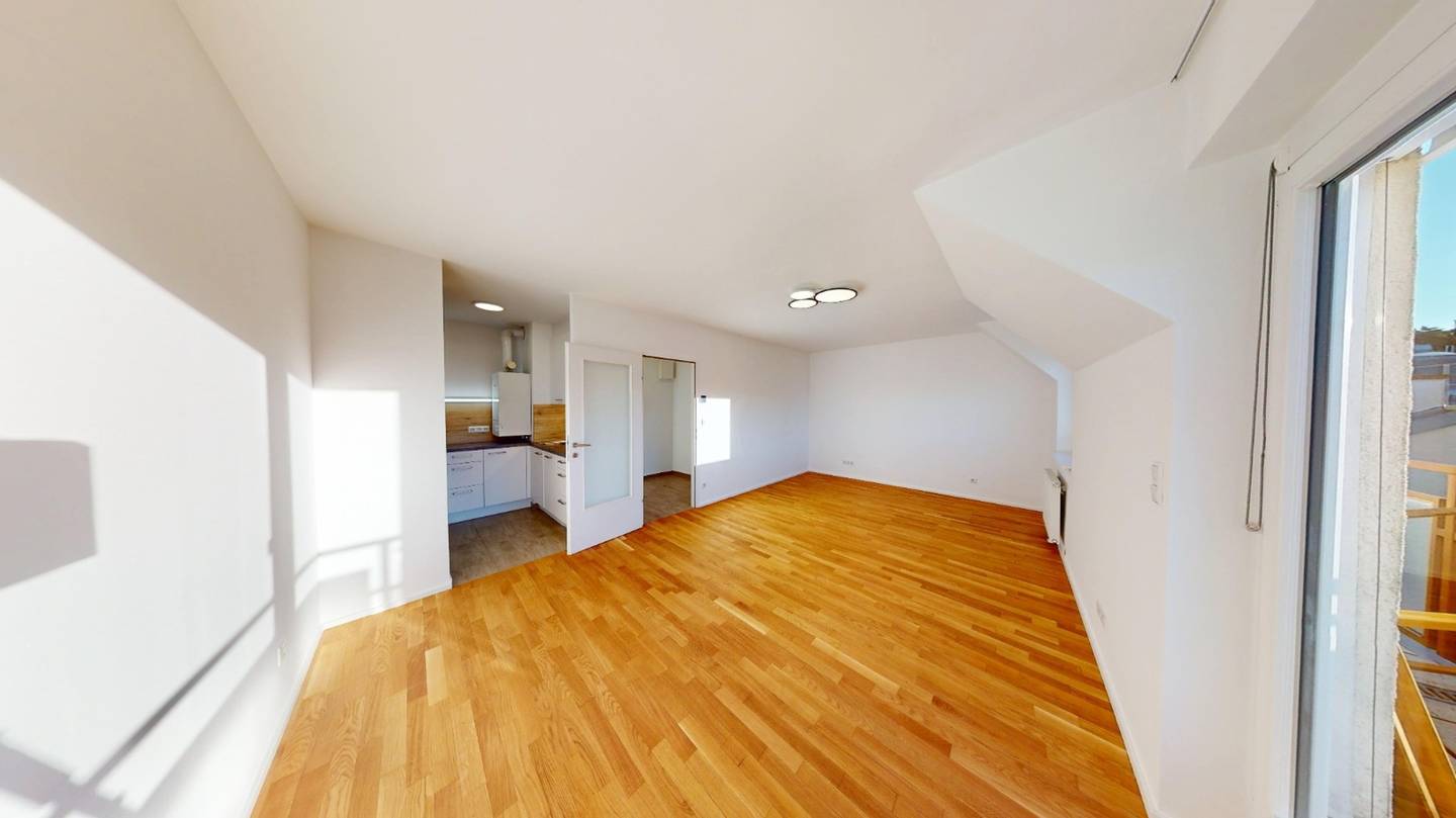 Lichtdurchflutete Dachgeschosswohnung mit Westterrasse und Tiefgaragenplatz