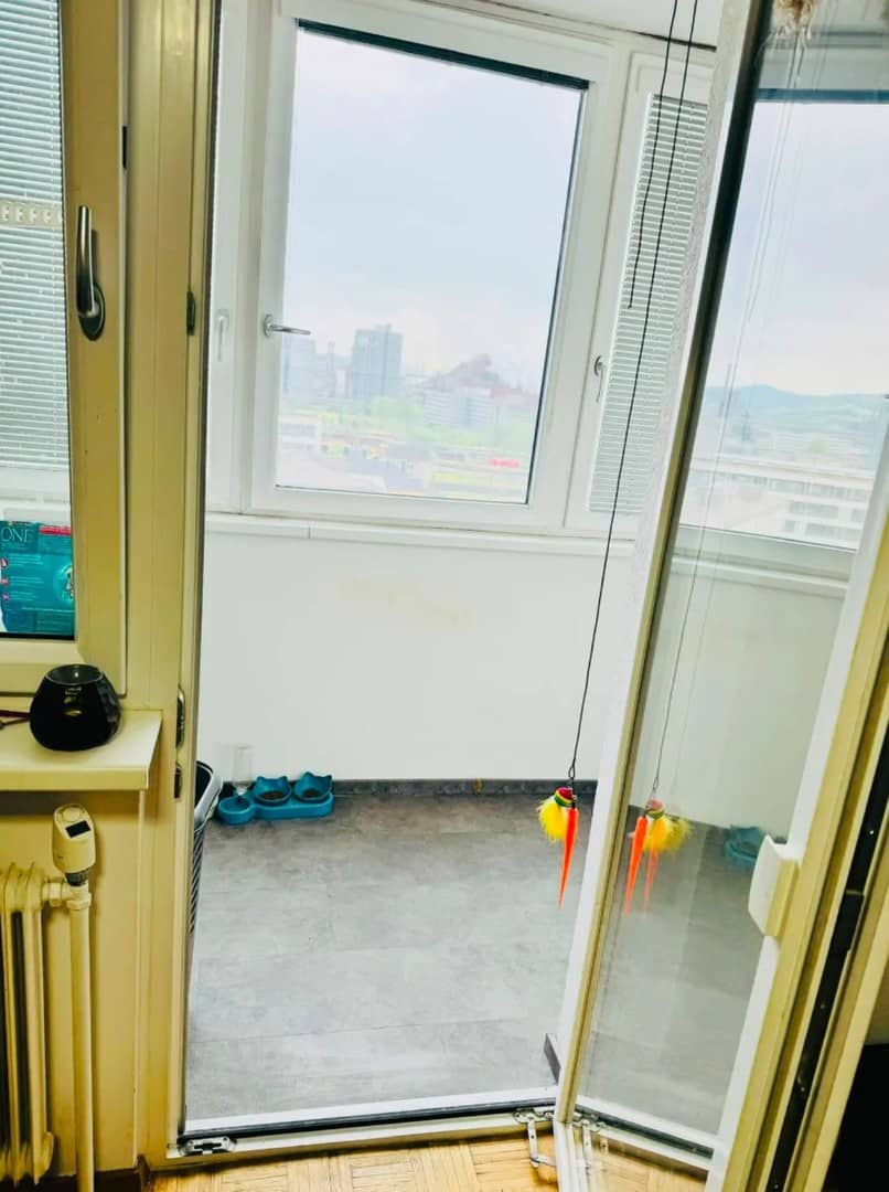 Helle Wohnung mit verglaster Loggia und Einbauküche