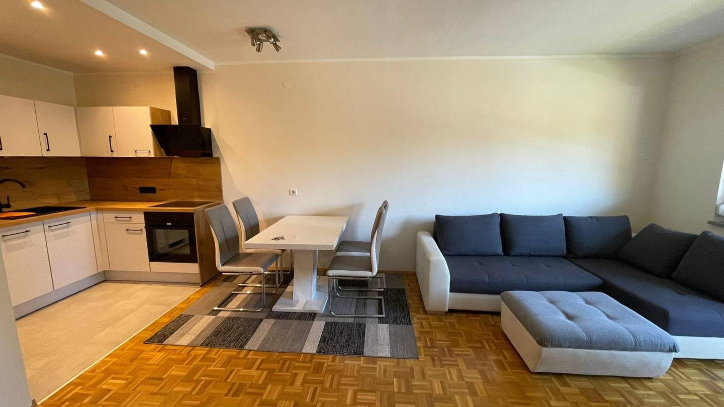 Helle Wohnung mit westausgerichteter Loggia und Garage