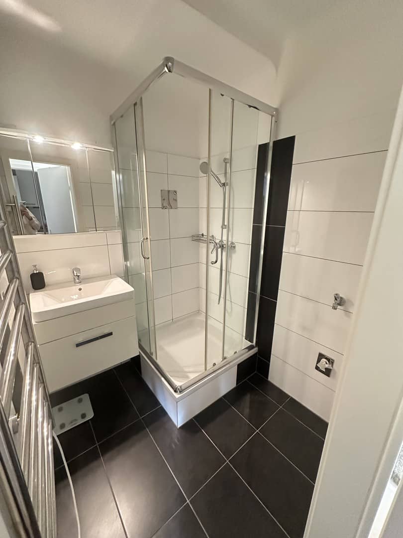 Bright freshly renovated Wohnung near Meidlinger Bahnhof with lift