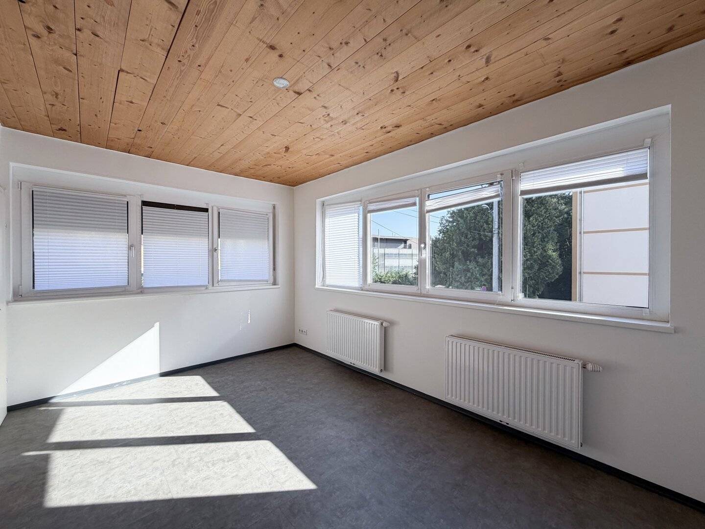 Spacious 4-room apartment with terraced house character and terrace