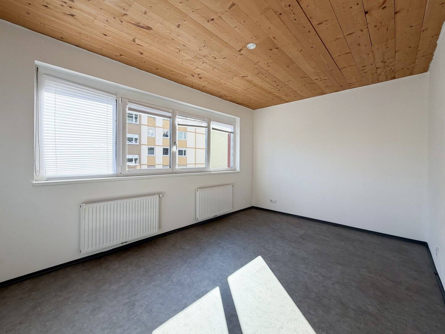 Spacious 4-room apartment with terraced house character and terrace
