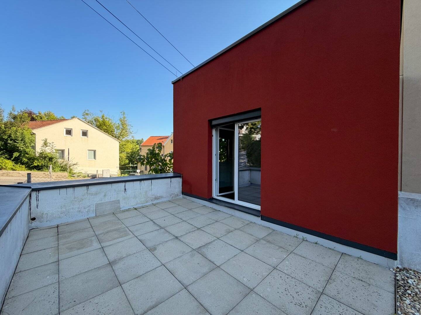 Spacious 4-room apartment with terraced house character and terrace