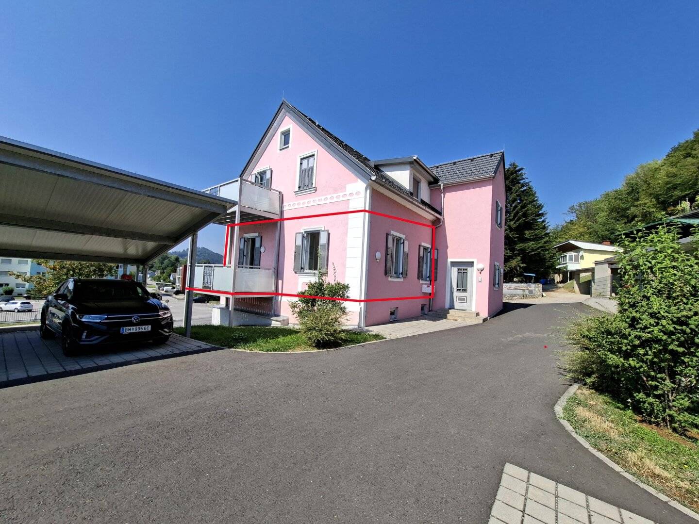 Mietwohnung mit 2 Balkonen, Carport und Parkplatz in zentraler Lage