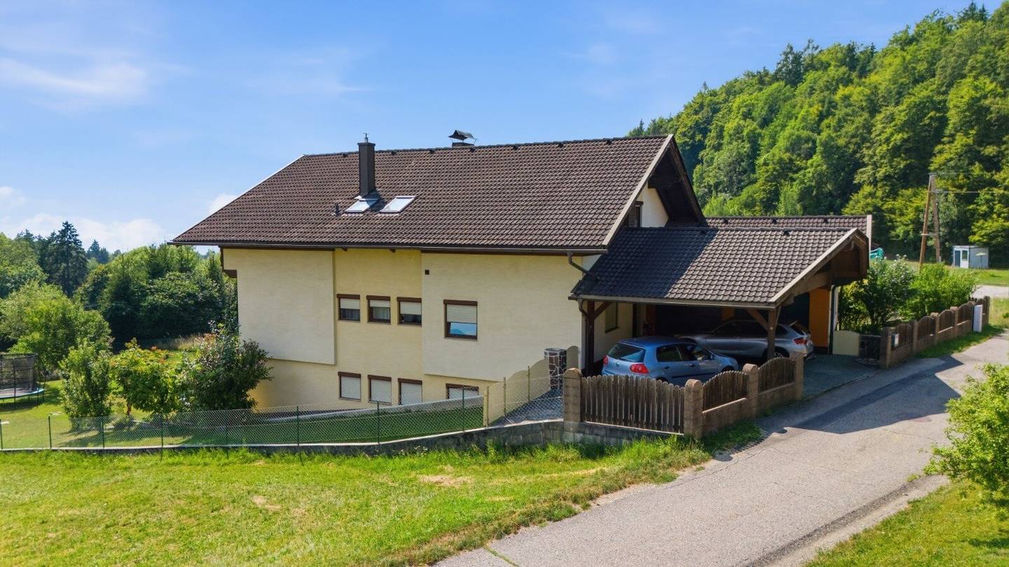 Gemütliches Landhaus mit zwei großen Wohnungen, toller Aussicht und weitläufigem Grundstück, 1.313 m², südlich von Klagenfurt