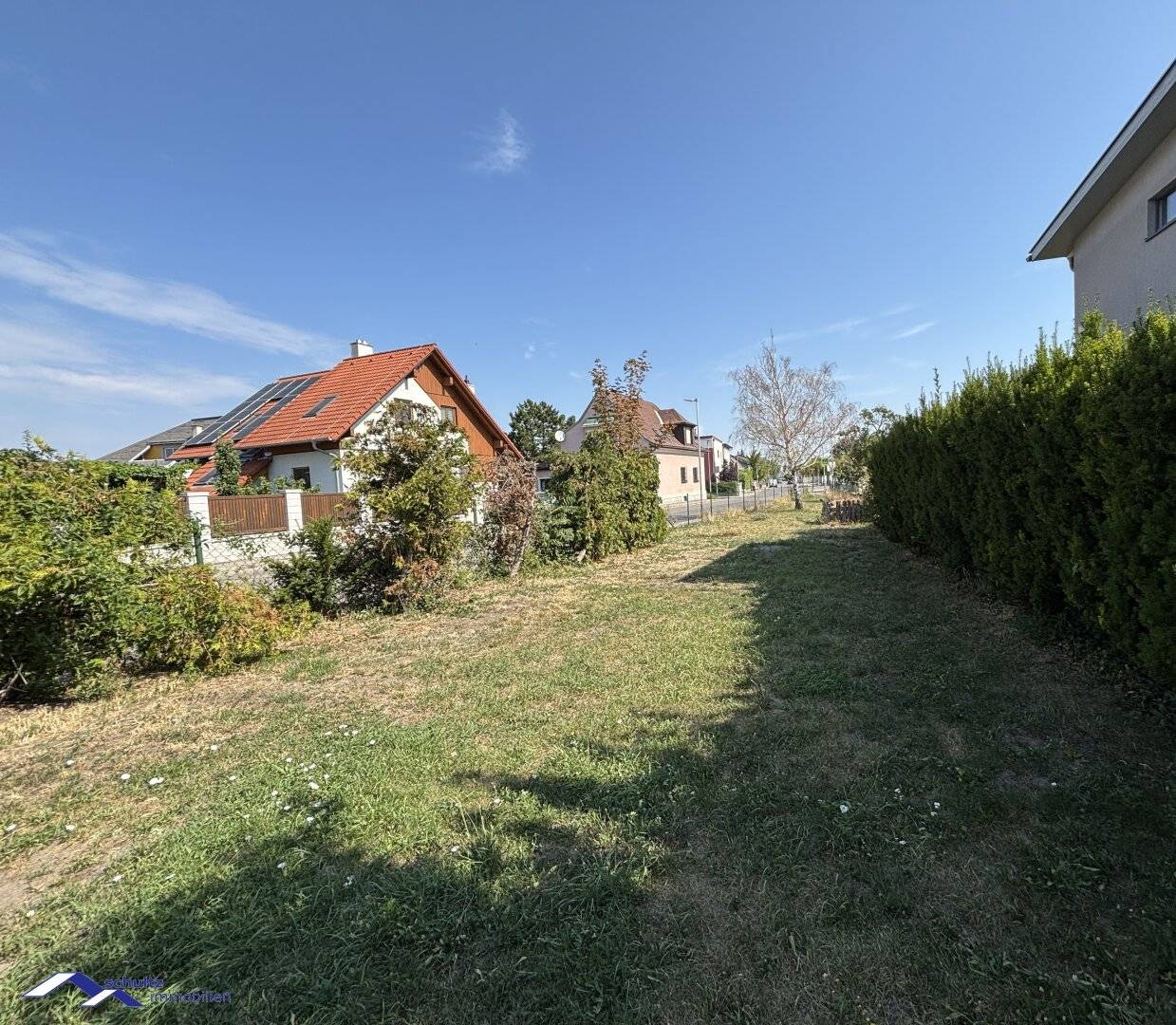 Charmantes Einfamilienhaus mit großem Garten, uneinsehbarem Innenhof und Rohdachboden in Bestlage von Guntramsdorf