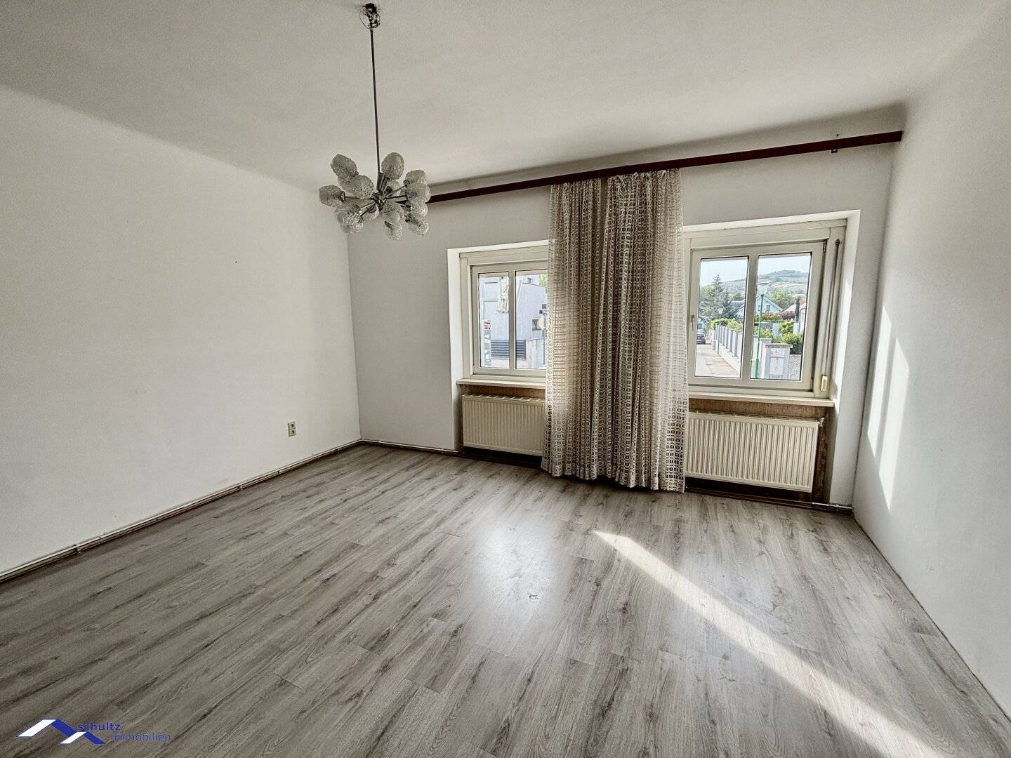 Charmantes Einfamilienhaus mit großem Garten, uneinsehbarem Innenhof und Rohdachboden in Bestlage von Guntramsdorf