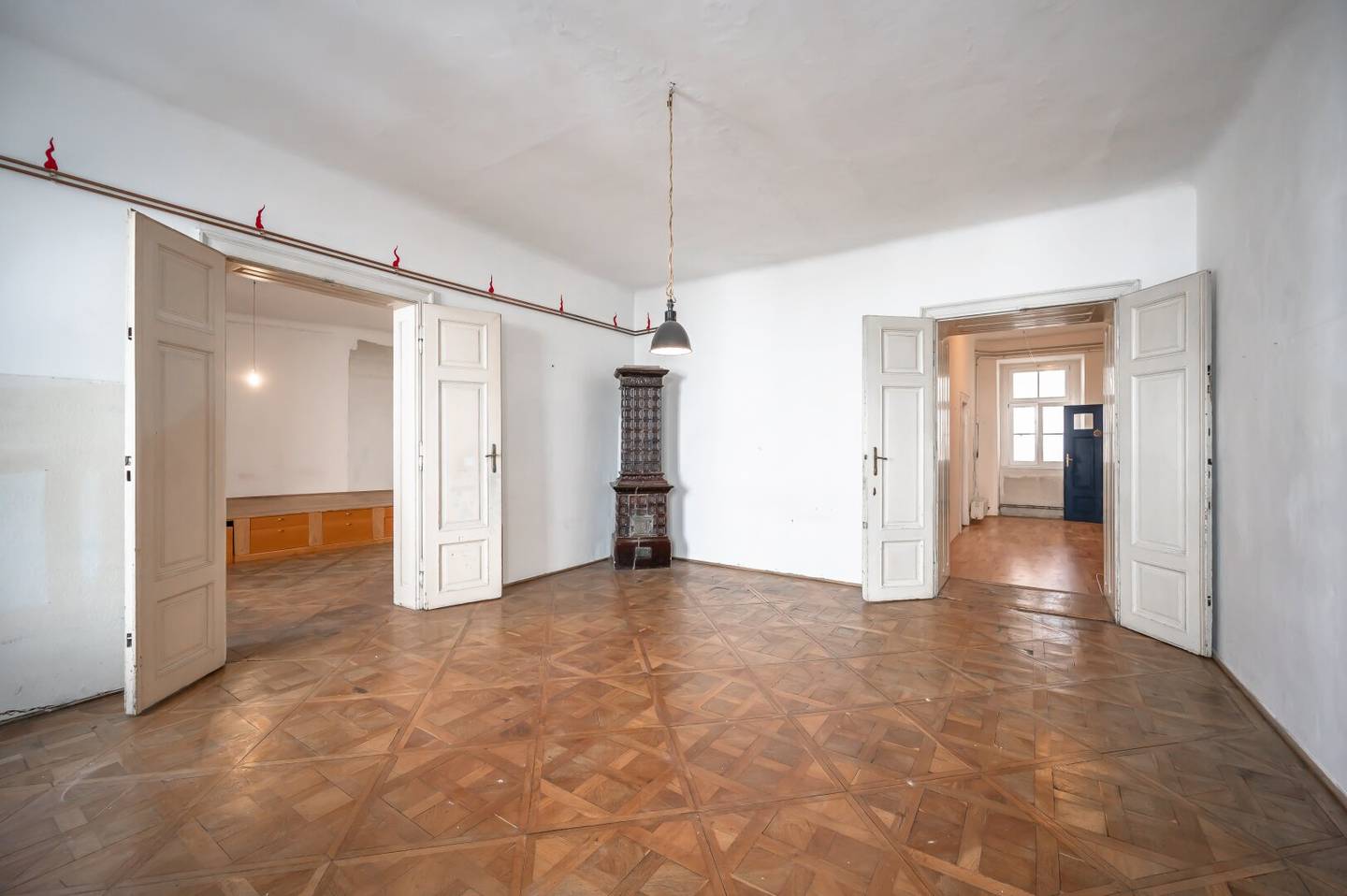 ++NEW++ Jewel in the heart of the city centre: renovation-required 4-room period apartment with terrace