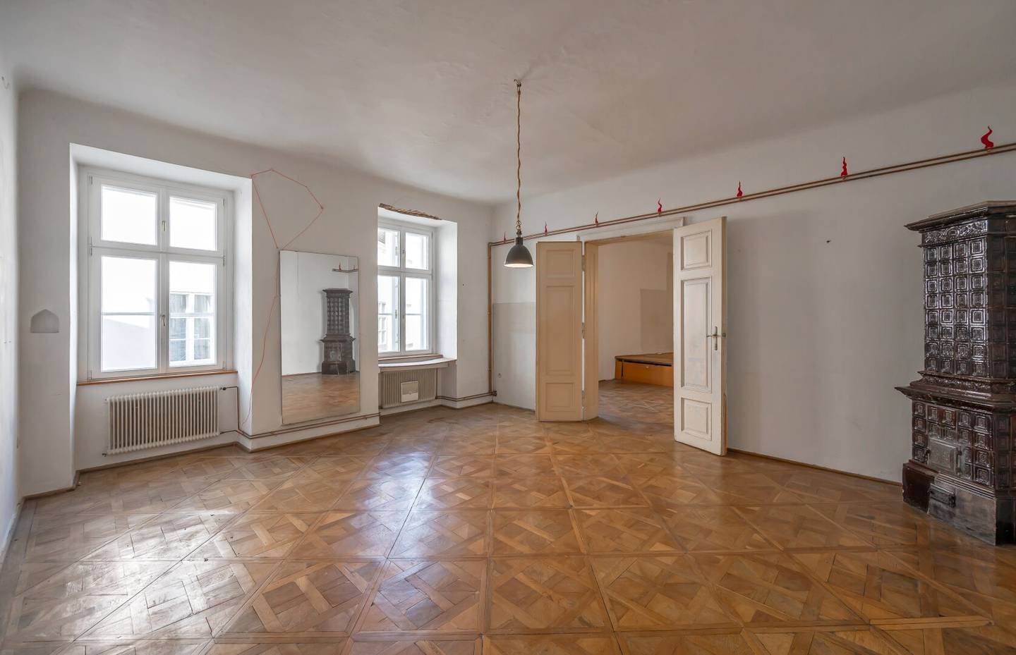 ++NEW++ Jewel in the heart of the city centre: renovation-required 4-room period apartment with terrace