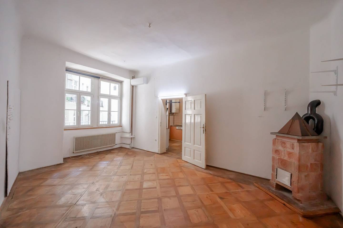 ++NEW++ Jewel in the heart of the city centre: renovation-required 4-room period apartment with terrace