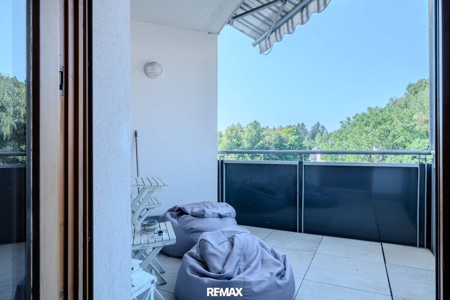 Living quality in the air spa town: bright 3-room apartment with tiled stove &amp; balcony