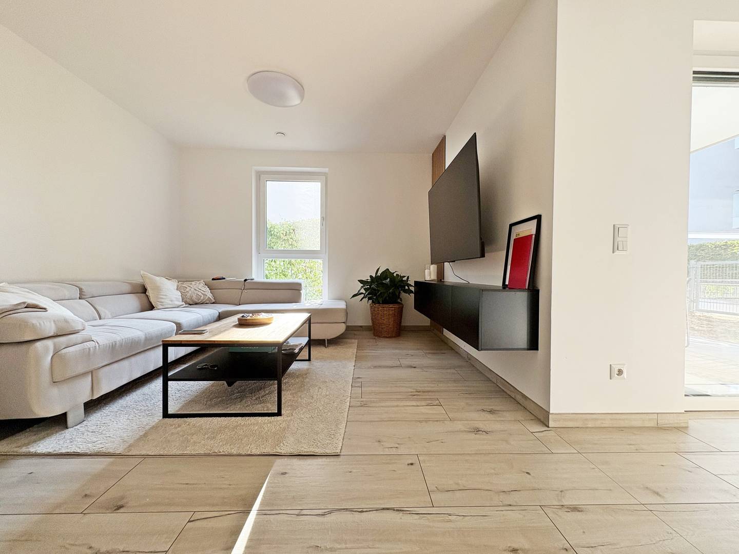 Wohnung with private garden and bright living area