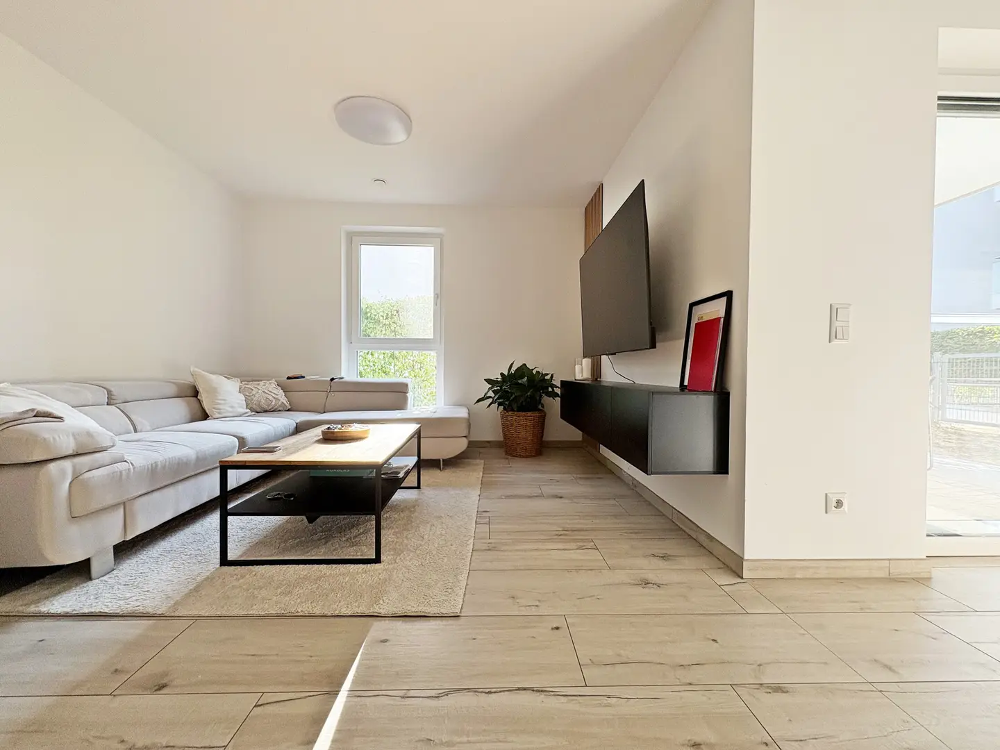 Wohnung with private garden and bright living area