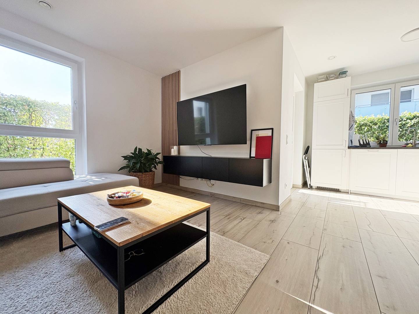 Wohnung with private garden and bright living area
