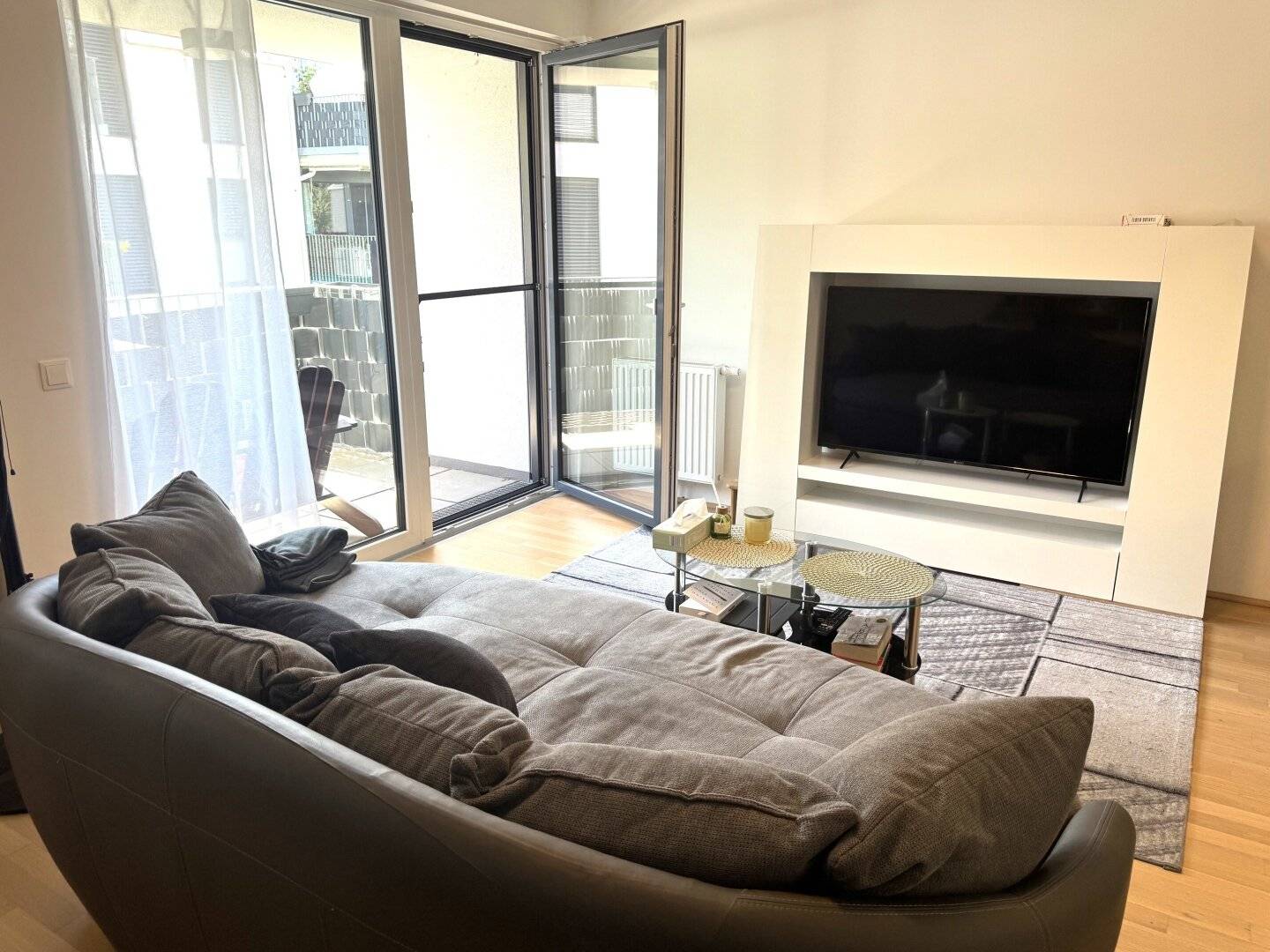 Modern and bright 2-room apartment with balcony and underground car park on the border to Vienna
