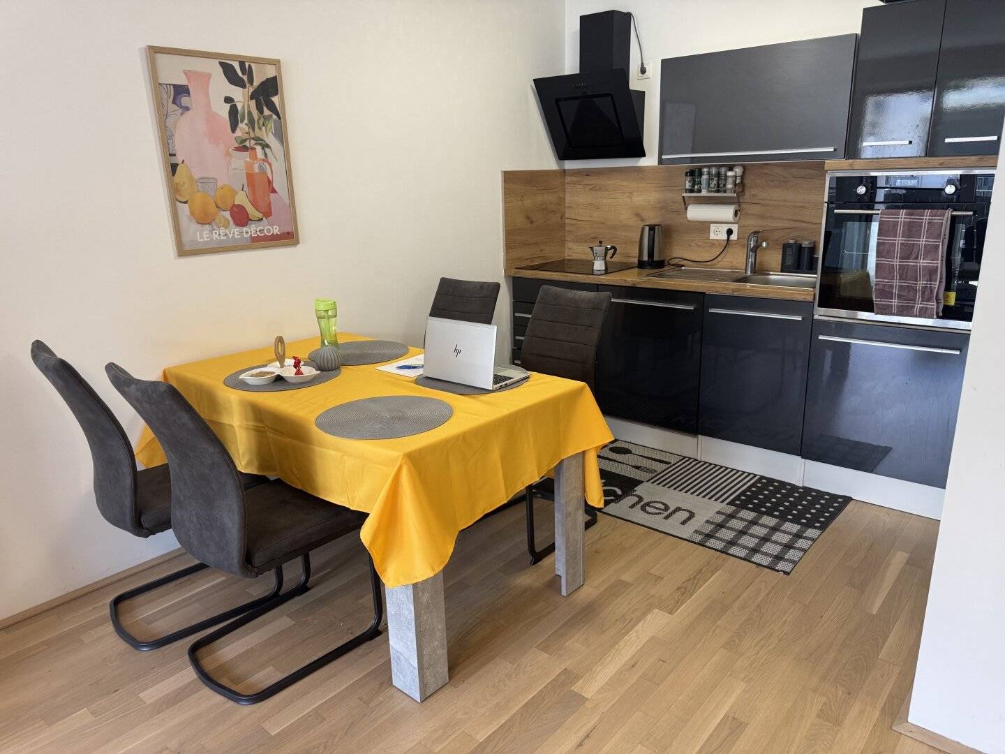 Modern and bright 2-room apartment with balcony and underground car park on the border to Vienna