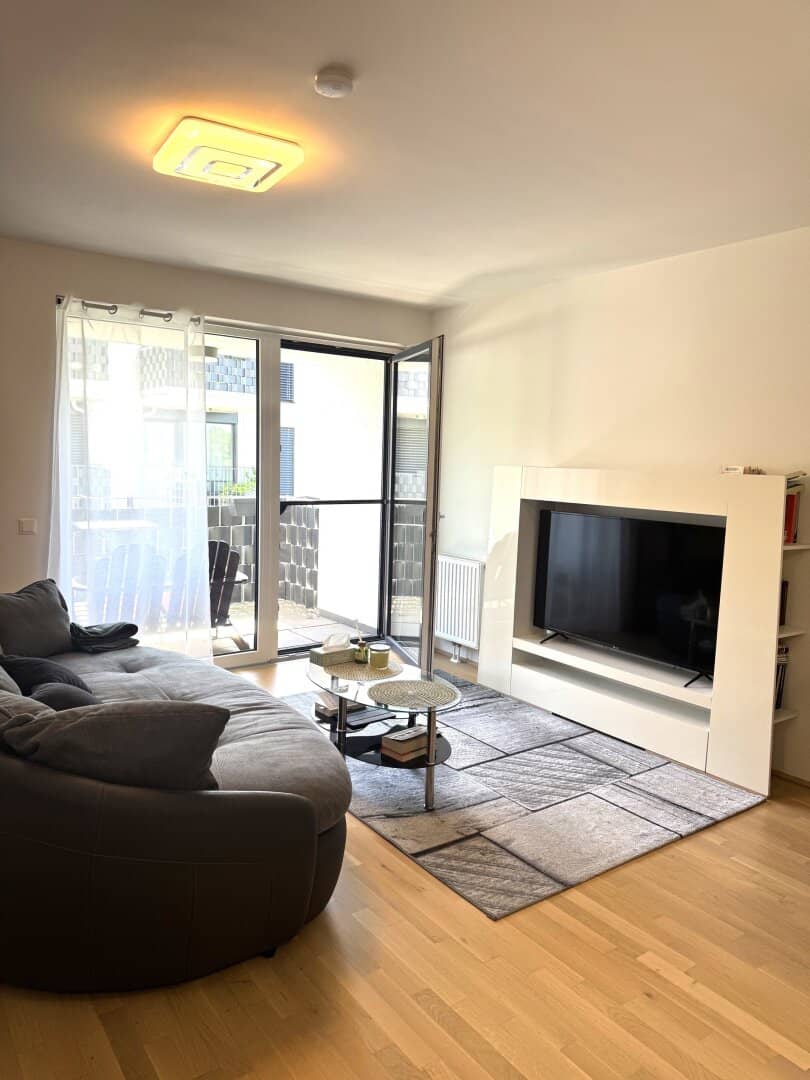 Modern and bright 2-room apartment with balcony and underground car park on the border to Vienna