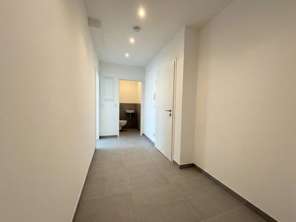 Ideally laid out 2-room first occupancy directly next to Längenfeldgasse U4 U6 station with cooling
