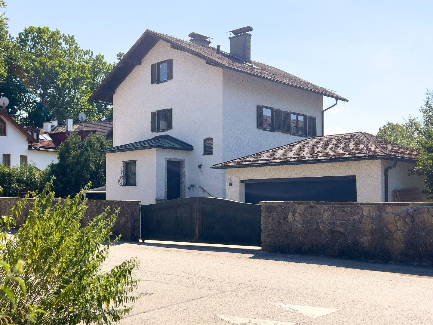 Single-family house in need of renovation in villa area