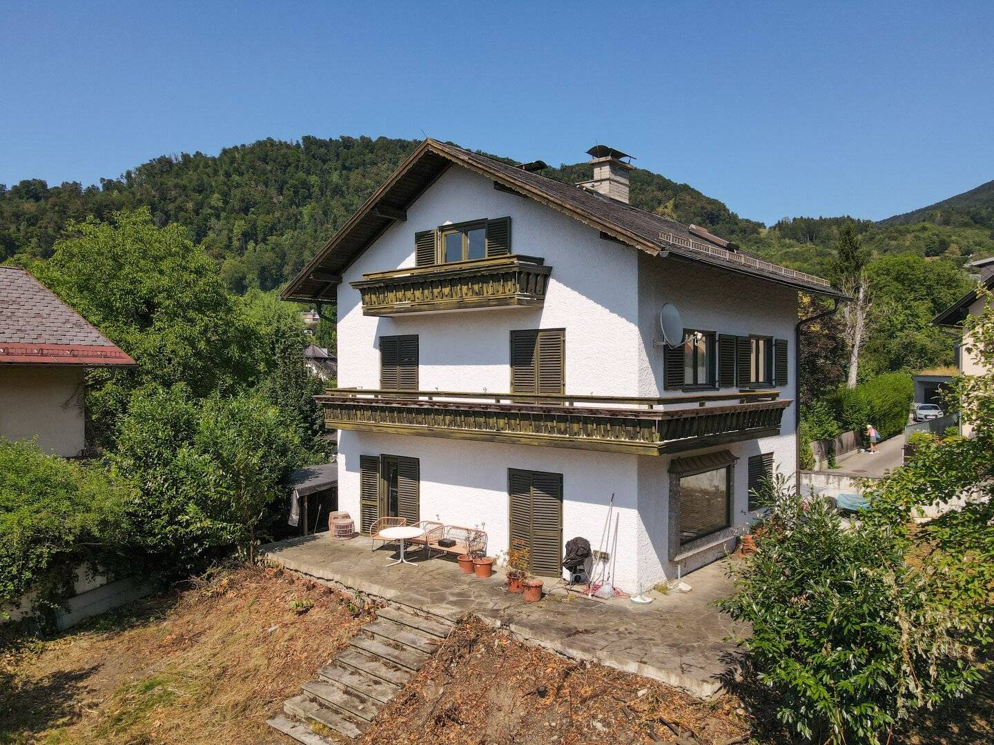 Single-family house in need of renovation in villa area