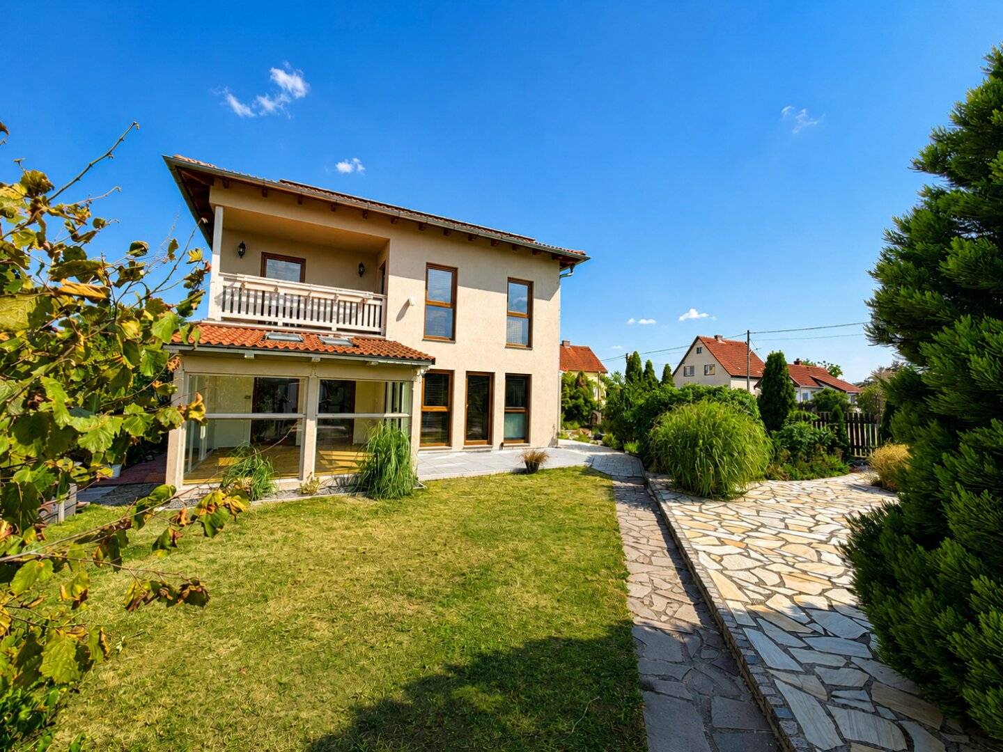 Wohnen mit Urlaubsgefühl: Einfamilienhaus mit Pool und Sauna