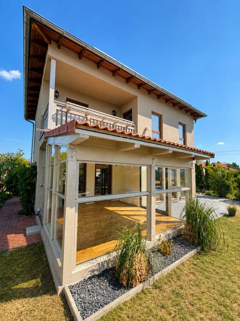 Wohnen mit Urlaubsgefühl: Einfamilienhaus mit Pool und Sauna