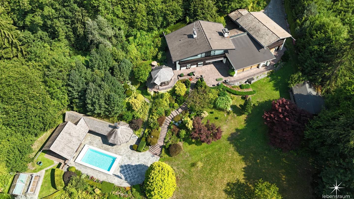 Erholung auf höchstem Niveau: Großzügiges Anwesen mit Seeblick und zwei Pools.