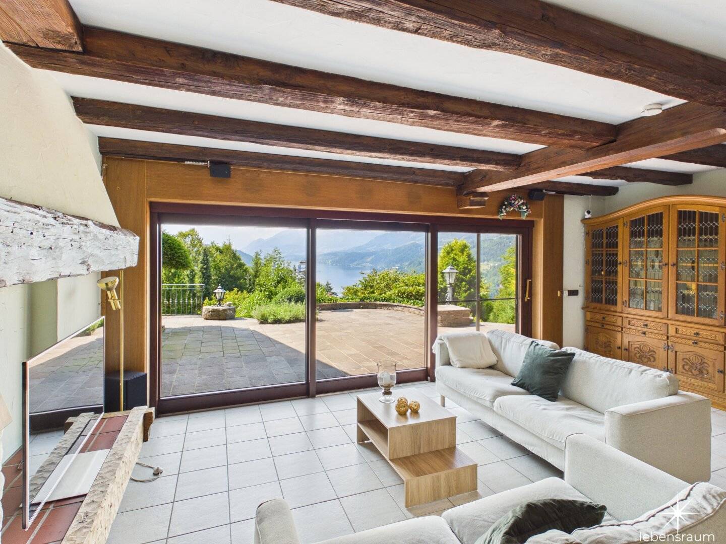 Erholung auf höchstem Niveau: Großzügiges Anwesen mit Seeblick und zwei Pools.
