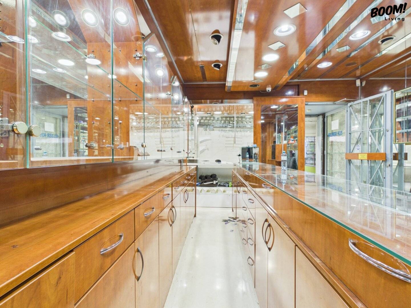 Fully equipped gold shop/jeweler at Brunnenmarkt – Open-ended lease &amp; large safe