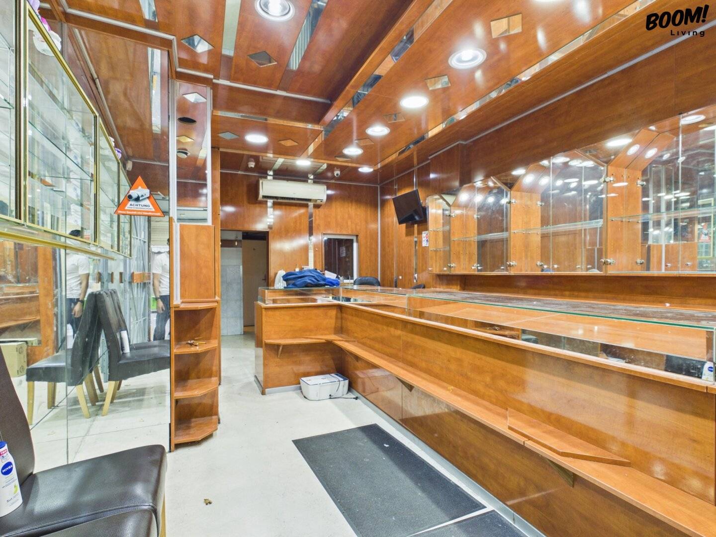 Fully equipped gold shop/jeweler at Brunnenmarkt – Open-ended lease &amp; large safe