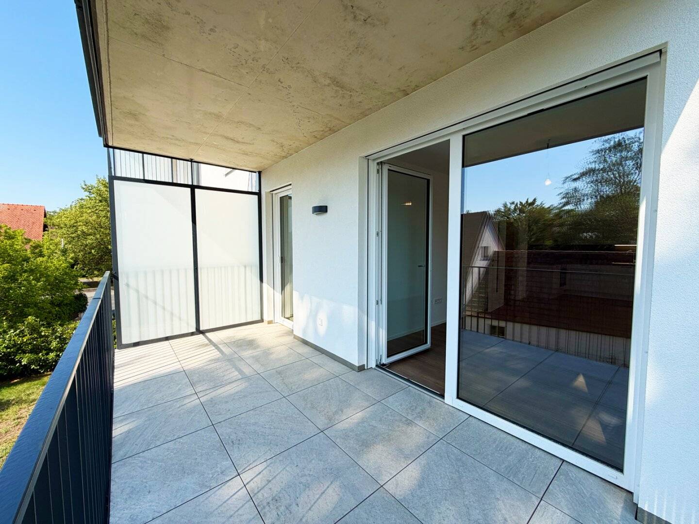 Lieboch! Traumhafte Neubau-Balkonwohnung – Großer Balkon | 2 TG-Plätze | Provisionsfrei!