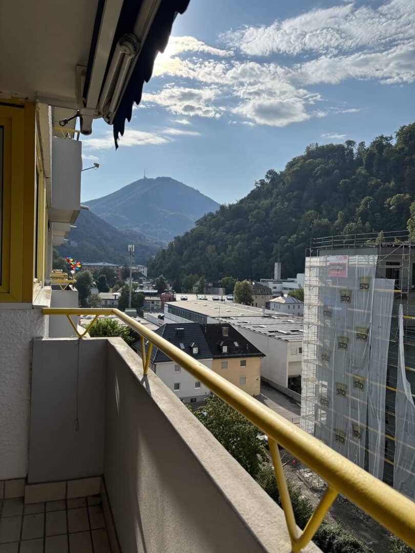SCHALLMOOS: Sunny 3.5-room balcony apartment with green view and underground parking space, in need of renovation