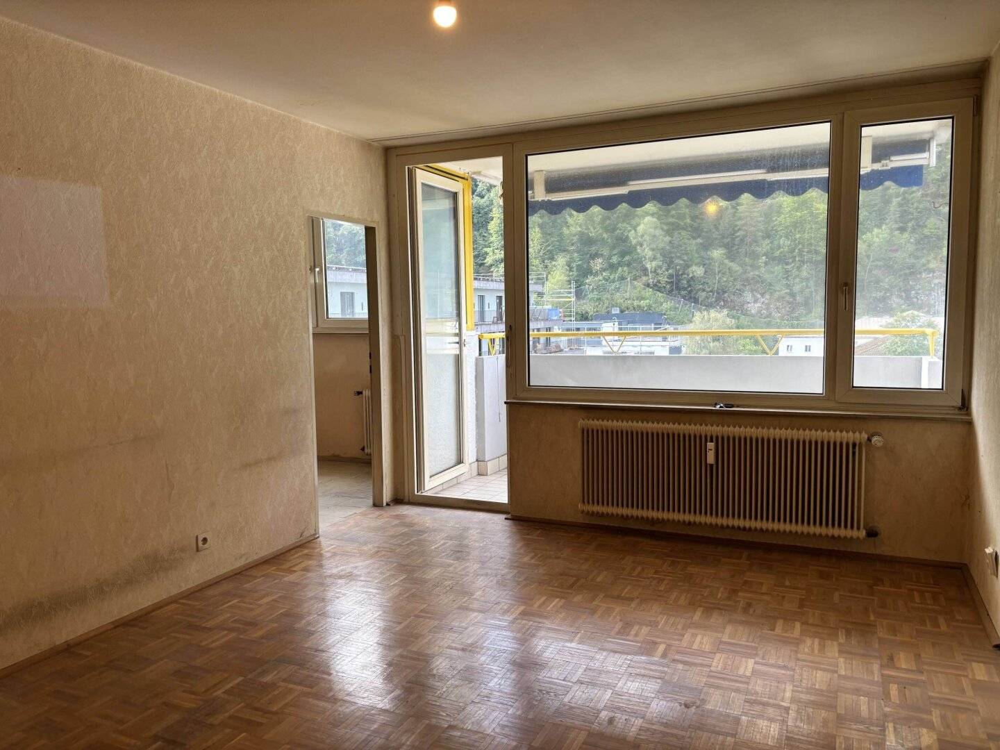 SCHALLMOOS: Sunny 3.5-room balcony apartment with green view and underground parking space, in need of renovation