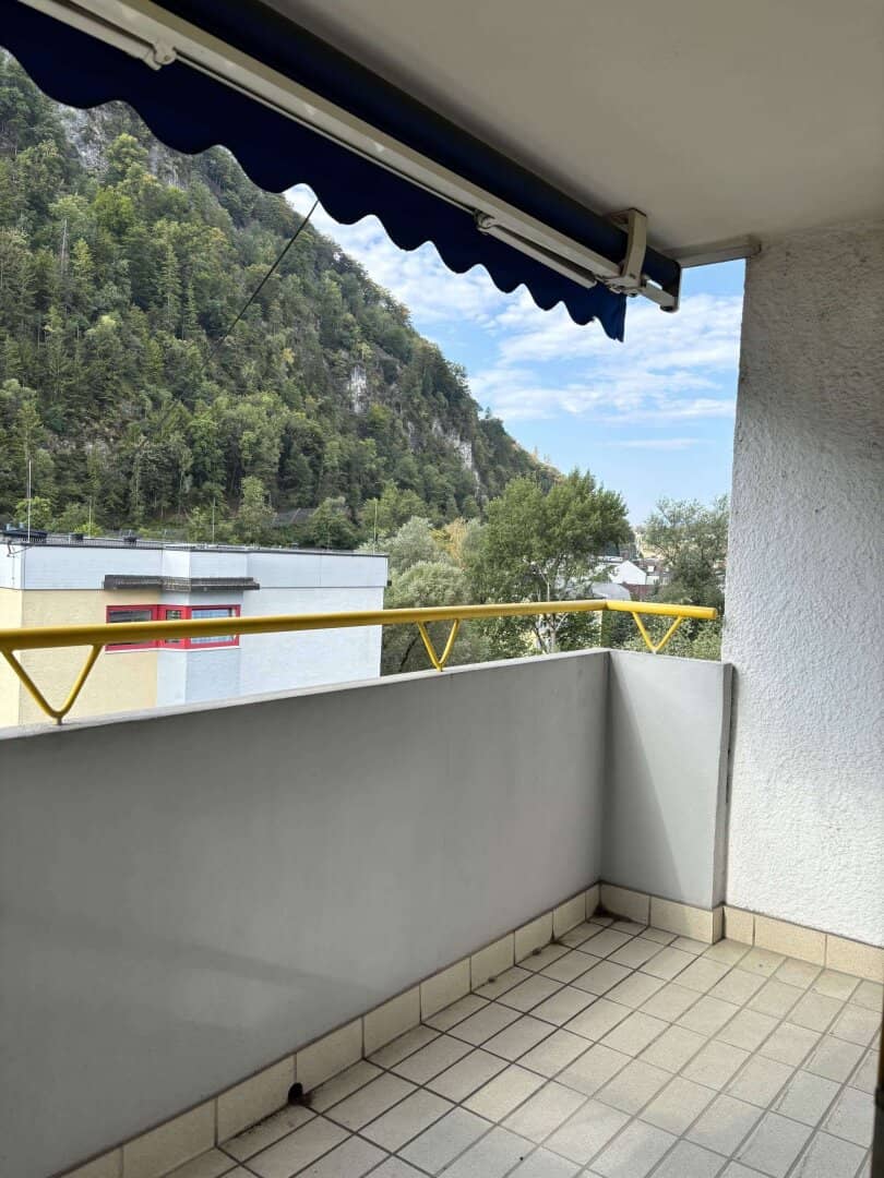 SCHALLMOOS: Sunny 3.5-room balcony apartment with green view and underground parking space, in need of renovation