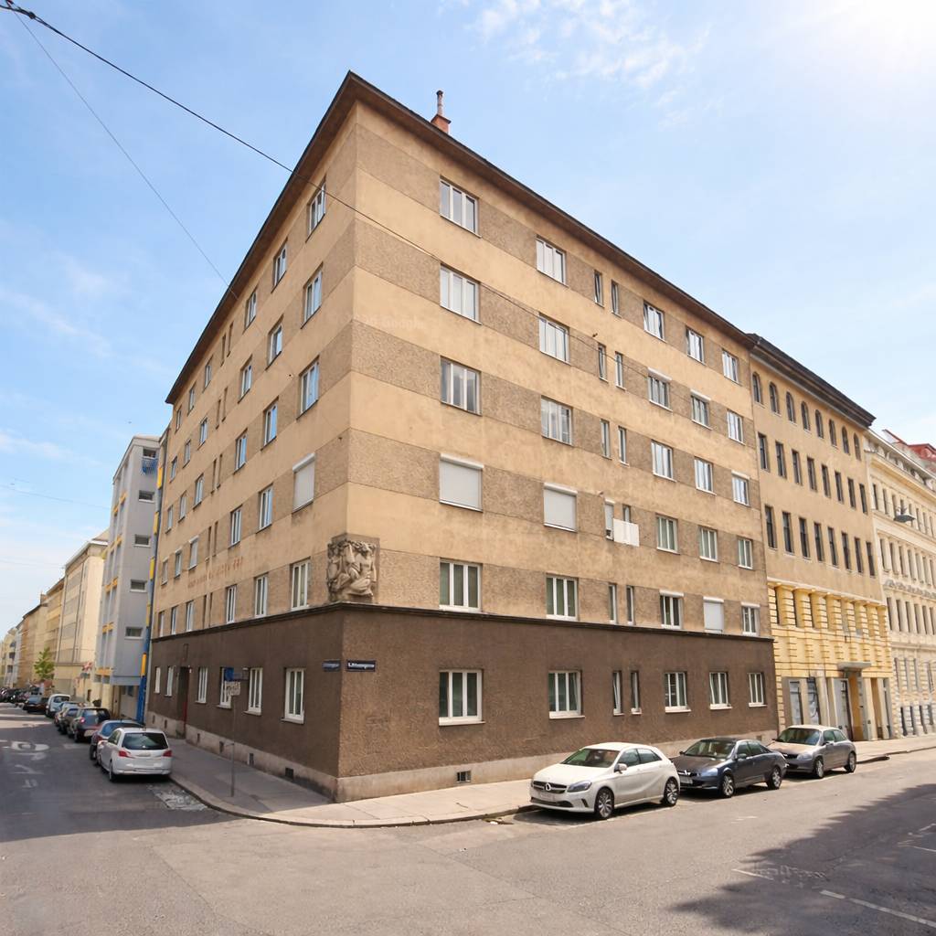 Bright Wohnung on top floor with lift and open kitchen