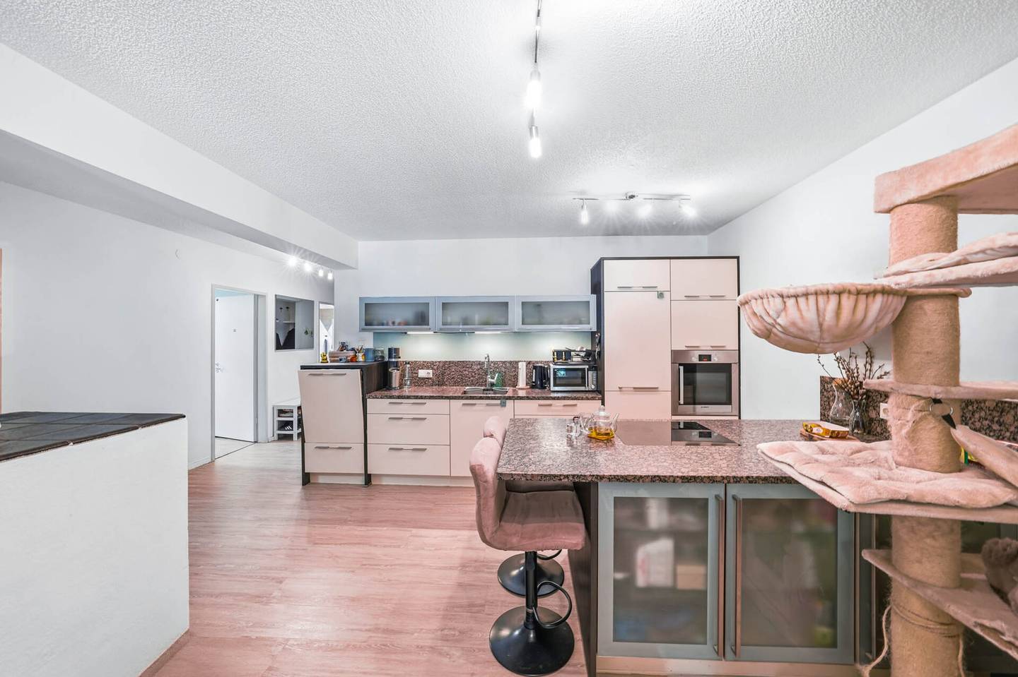 Sunny apartment with loggia and green view in a quiet location