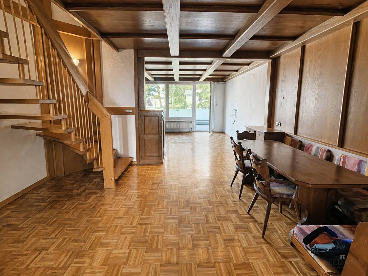 Sanierungsbedürftige Maisonettewohnung mit Westloggia und Bergblick