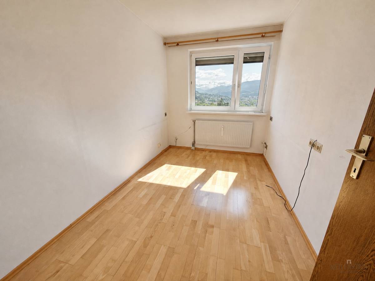 Sanierungsbedürftige Maisonettewohnung mit Westloggia und Bergblick