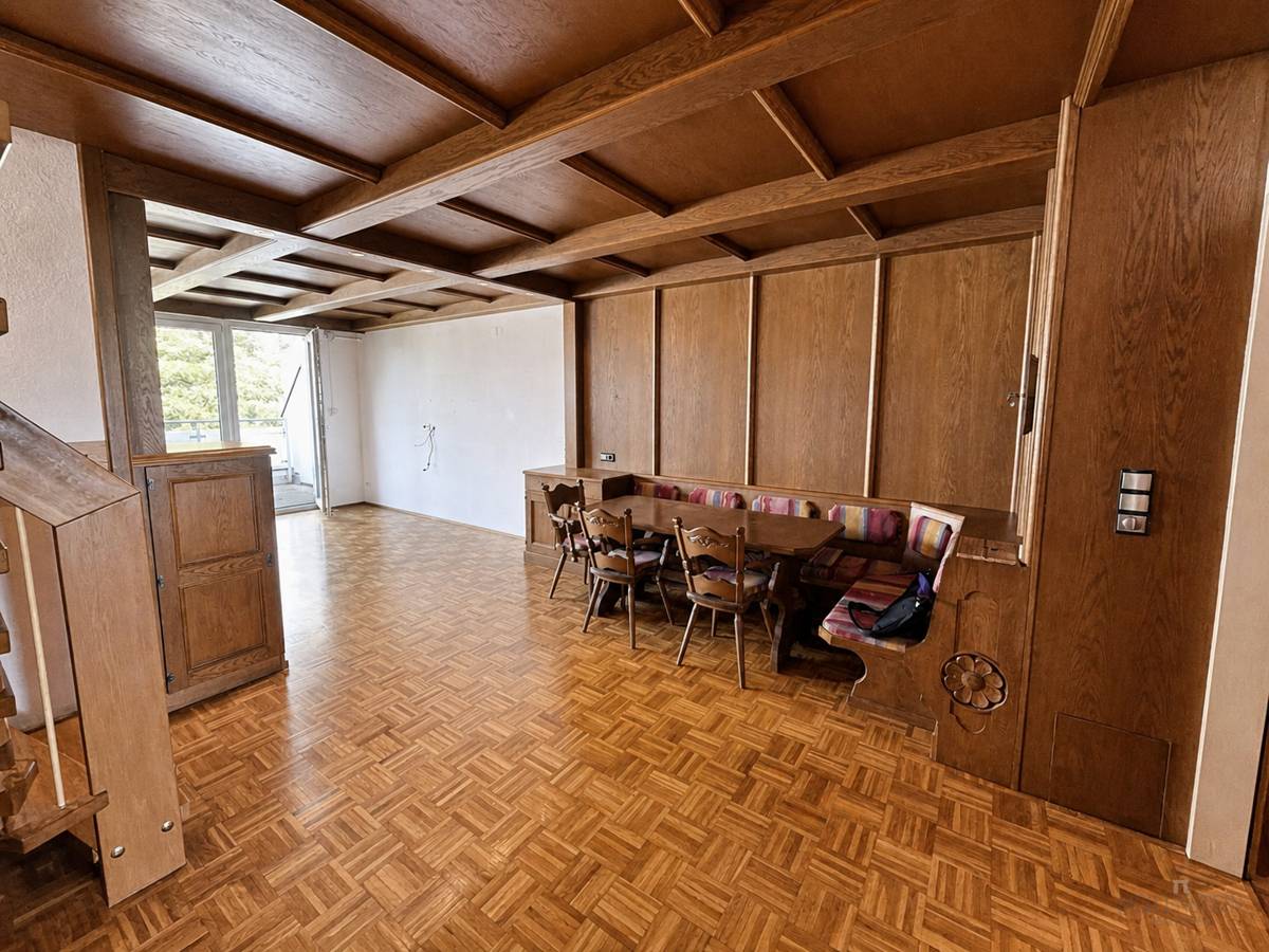 Sanierungsbedürftige Maisonettewohnung mit Westloggia und Bergblick