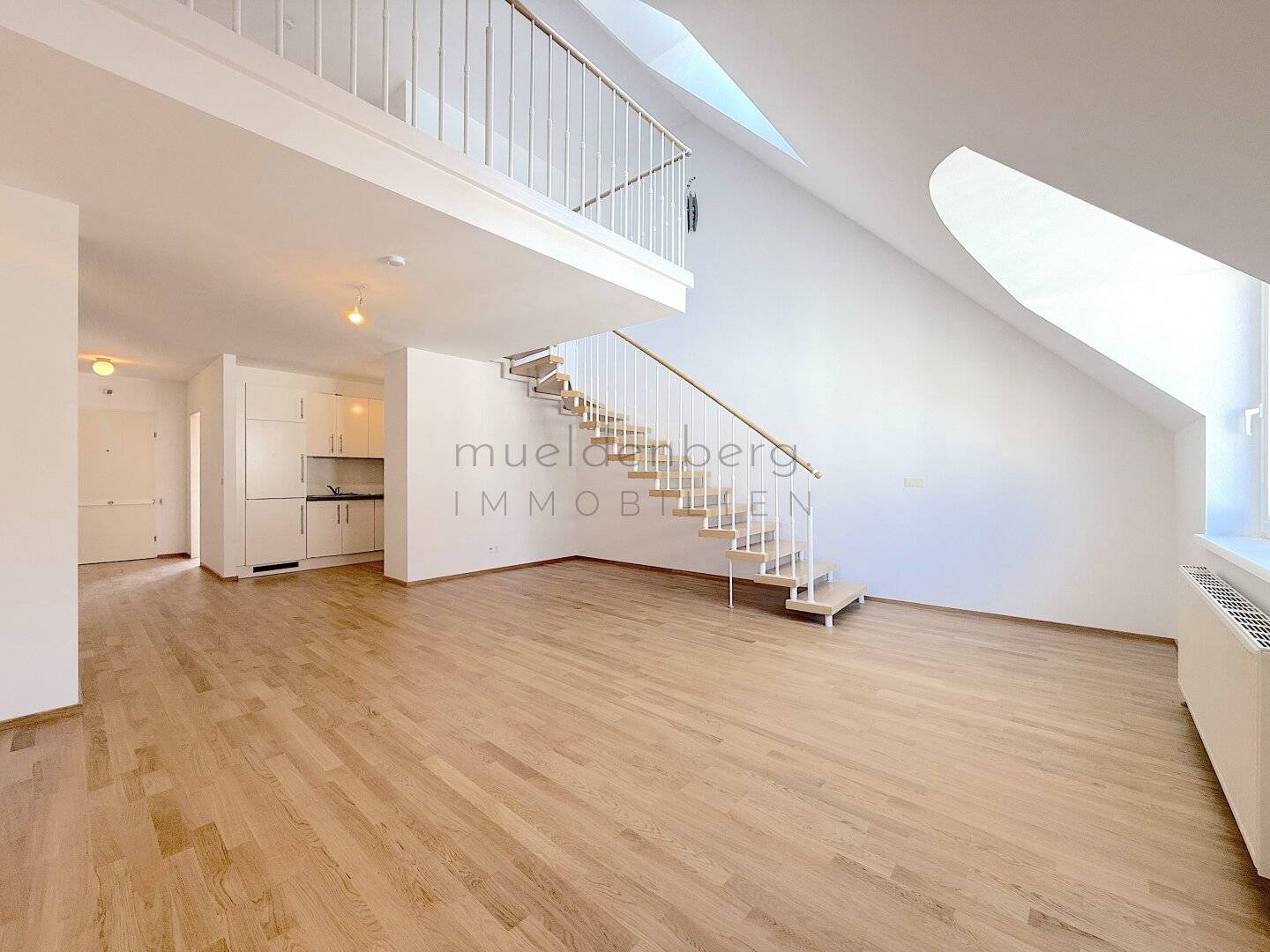 Traumhafte DG-Wohnung in 1060 Wien: 4 Zimmer und Balkon!