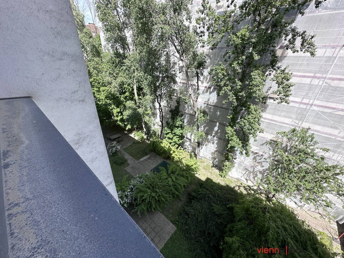 Courtyard-side 3-room new build apartment with optimal layout and garage parking space - in need of renovation