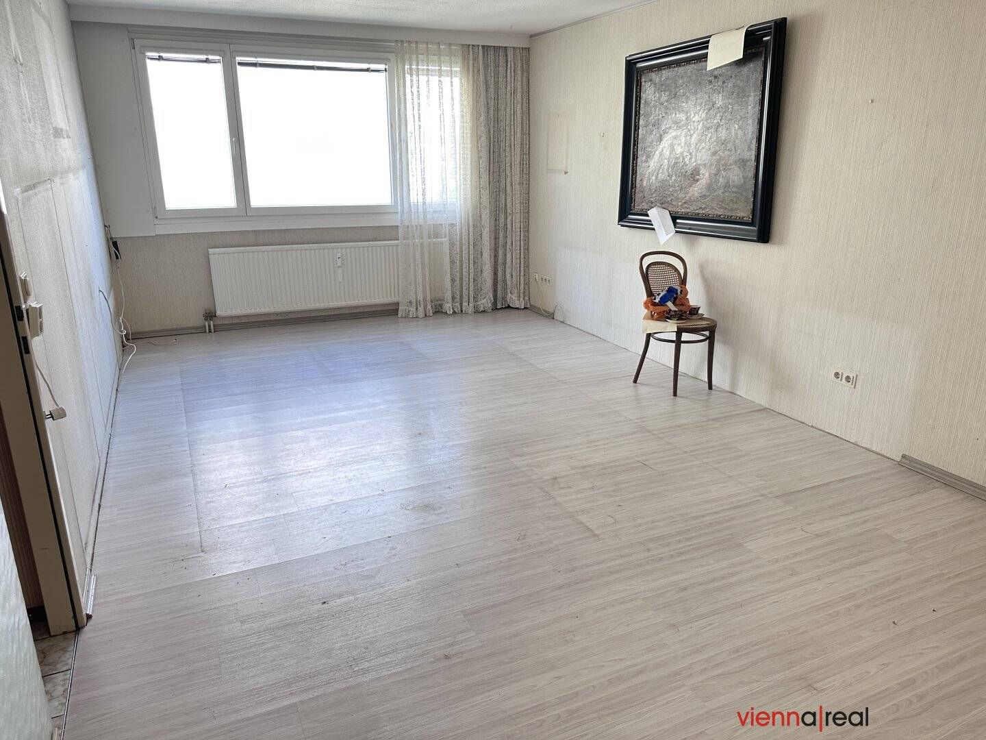 Courtyard-side 3-room new build apartment with optimal layout and garage parking space - in need of renovation