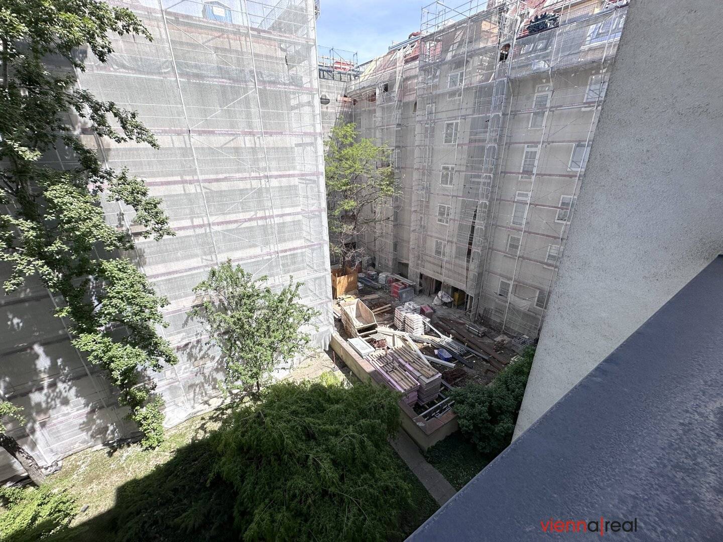 Courtyard-side 3-room new build apartment with optimal layout and garage parking space - in need of renovation