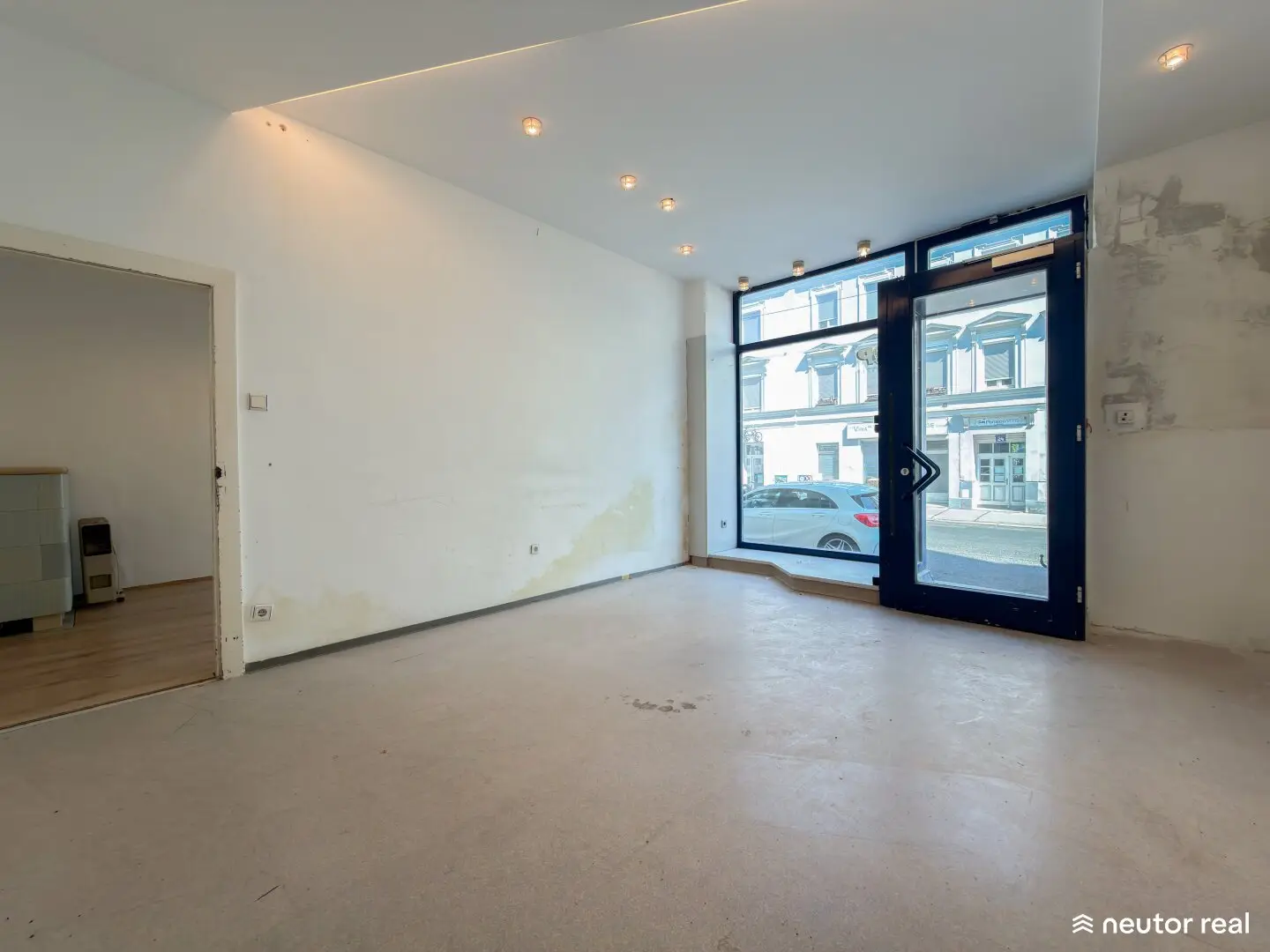 1 month rent-free - Busy commercial premises with large shop window and optimal visibility in central location near Burggasse Stadthalle U6 – in the heart of the 16th Vienna district