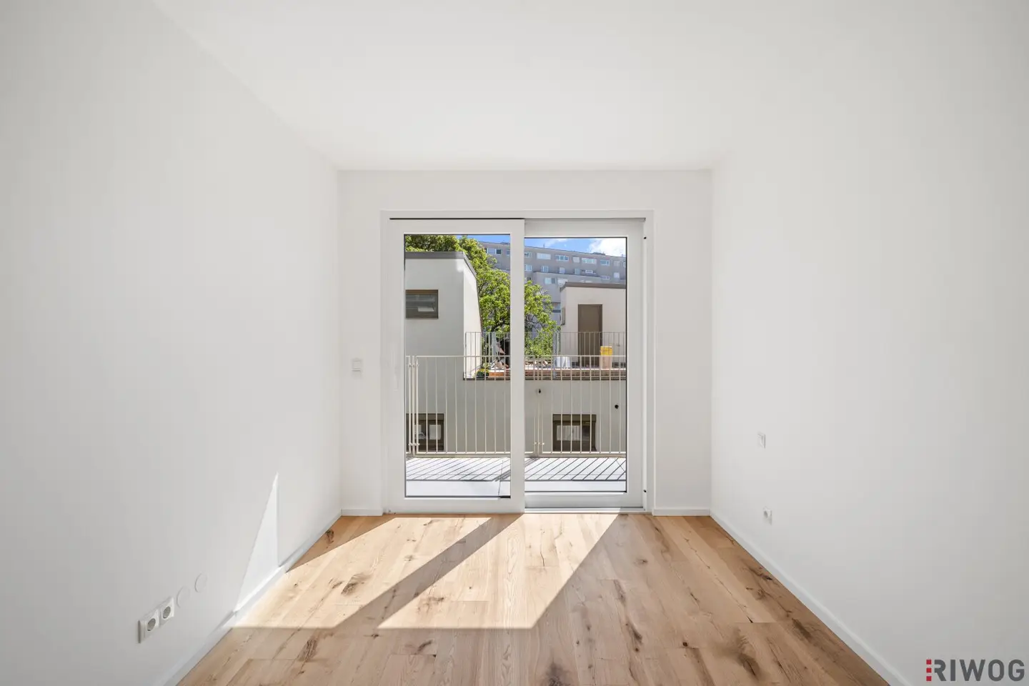 Modern new build with 2 balconies and many technical refinements near the subway