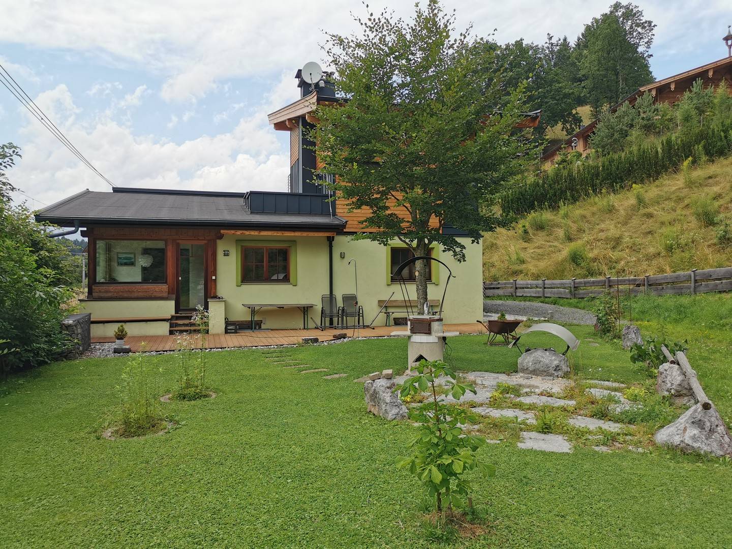 Erdgeschosswohnung with sunny terrace garden and carport